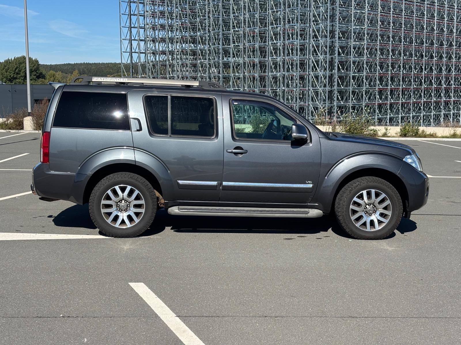 Nissan Pathfinder 3.0 dCi LE | 231 ch | BVA | 7 places | Bose | Toit ouvrant | Cuir chauffant à mémoire | Attelage amovible