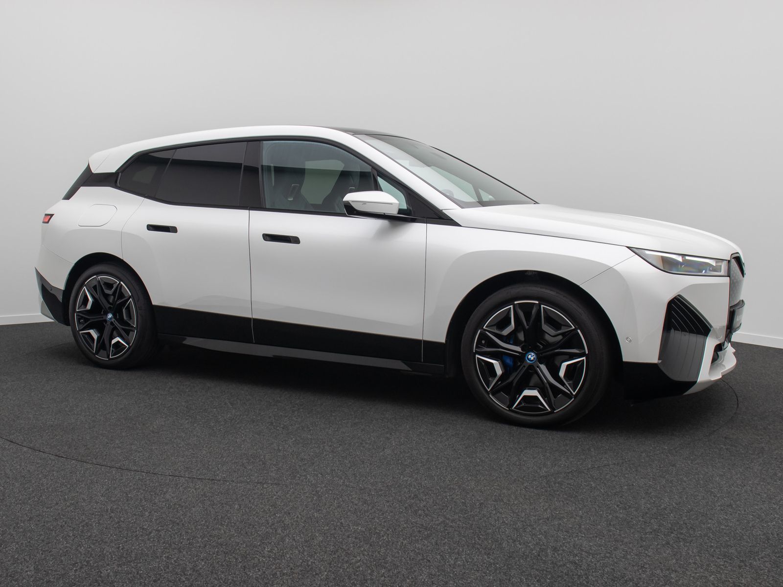 Fahrzeugabbildung BMW iX xD40 Sport 360&deg;SkyLounge DAB Laser H/K 22Zoll