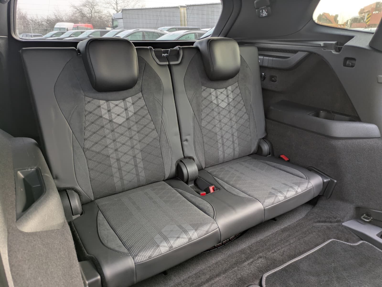 Fahrzeugabbildung Volkswagen Tayron 2.0 TDI 4M R-Line BLACK*7Si*MATRIX*PANO