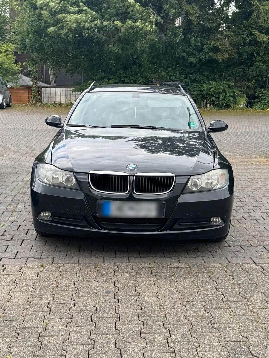 BMW 318 2006 — rear view