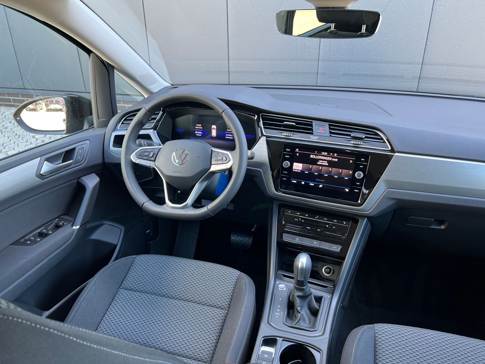 Fahrzeugabbildung Volkswagen Touran Comfortline 1.5 TSI DSG *7-Sitzer, Easy-O