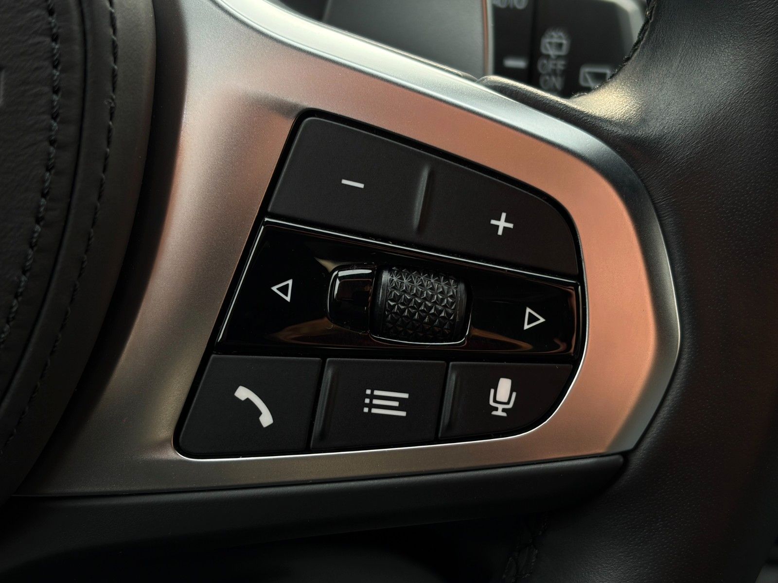 Fahrzeugabbildung BMW M135i xDrive HiFi SHZ LED DAB PDC Wireless Temp