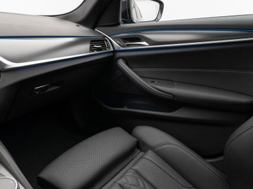 Fahrzeugabbildung BMW 530e M Sport Kamera Laser HUD DAB HiFi Komfort