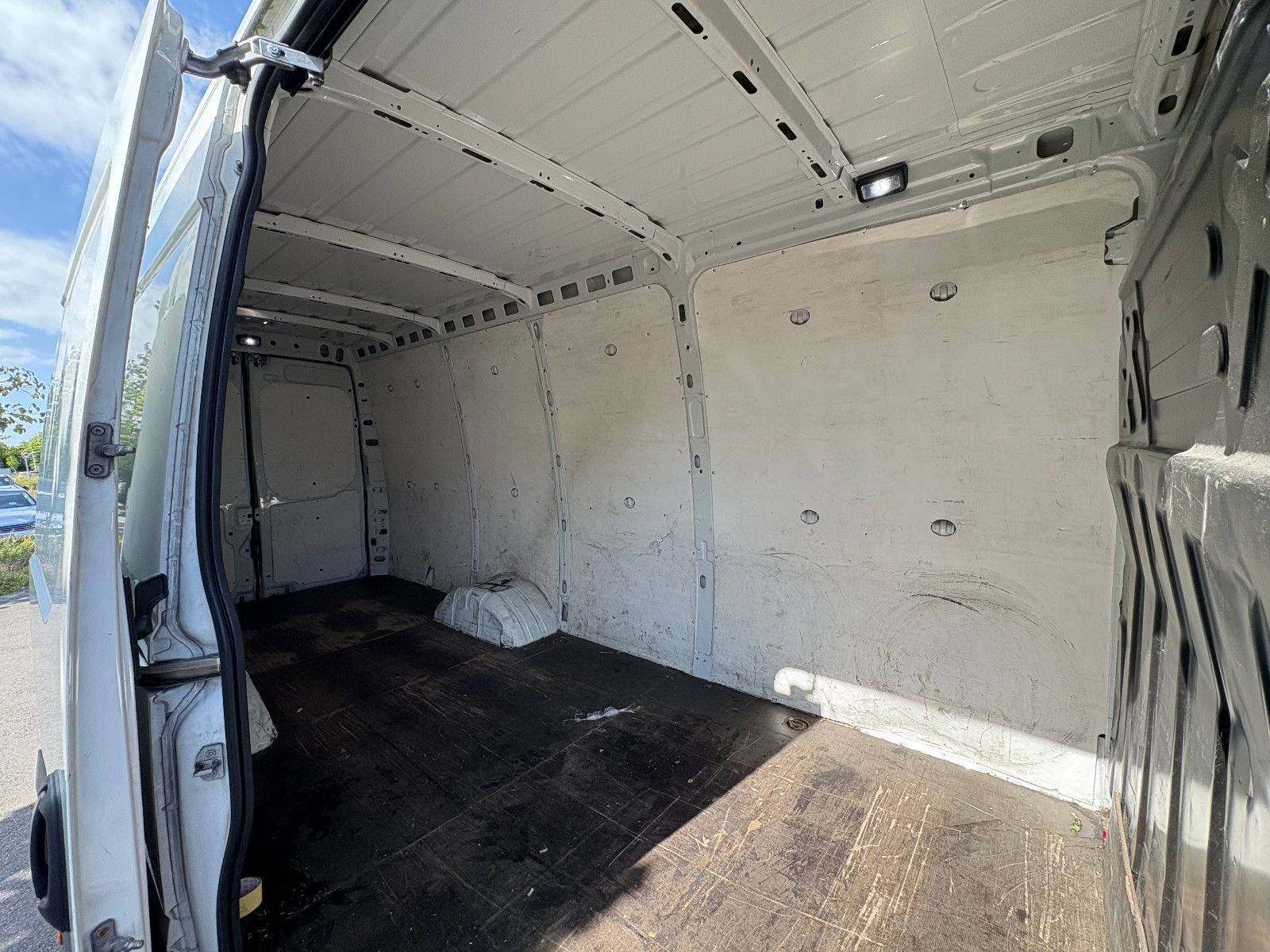 Fahrzeugabbildung Iveco Daily Kasten HKa 35 C ... V Radstand 4100/3-SITZ