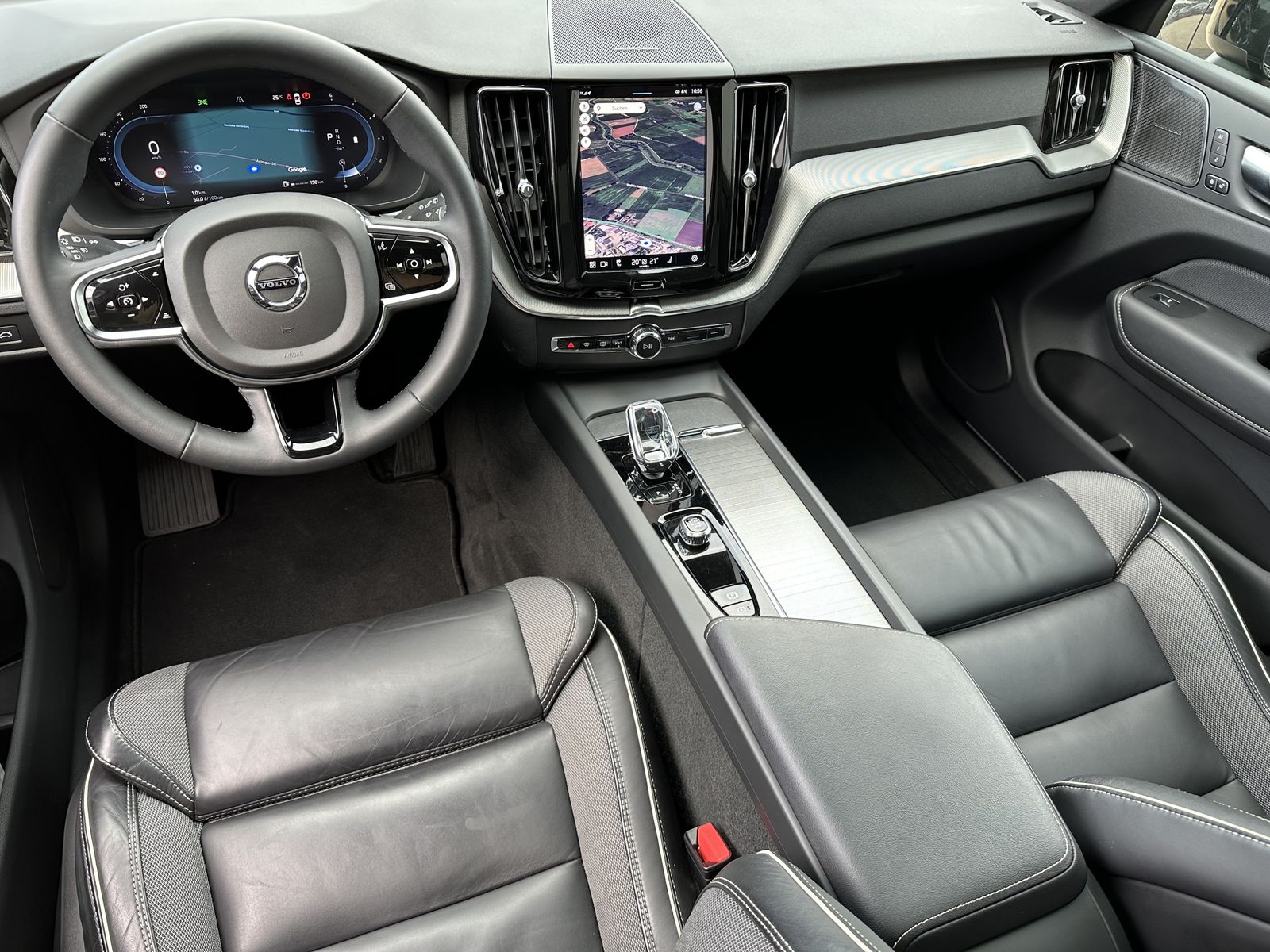Fahrzeugabbildung Volvo XC60 B4 D AWD Plus Dark NAV+LED+PANORAMA+AHK+H&K