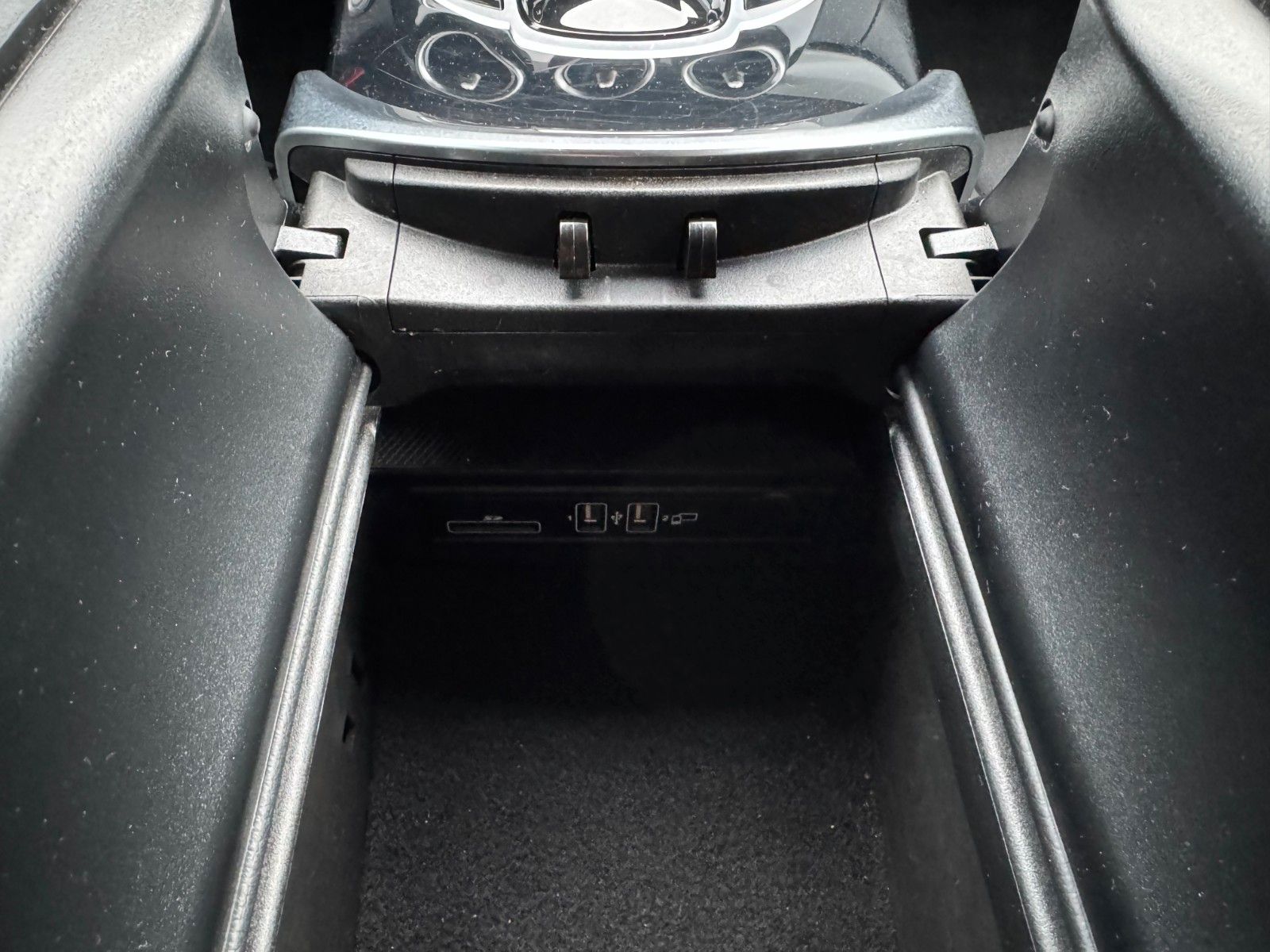 Fahrzeugabbildung Mercedes-Benz C 180d T LED+RKamera+SHZ+DAB