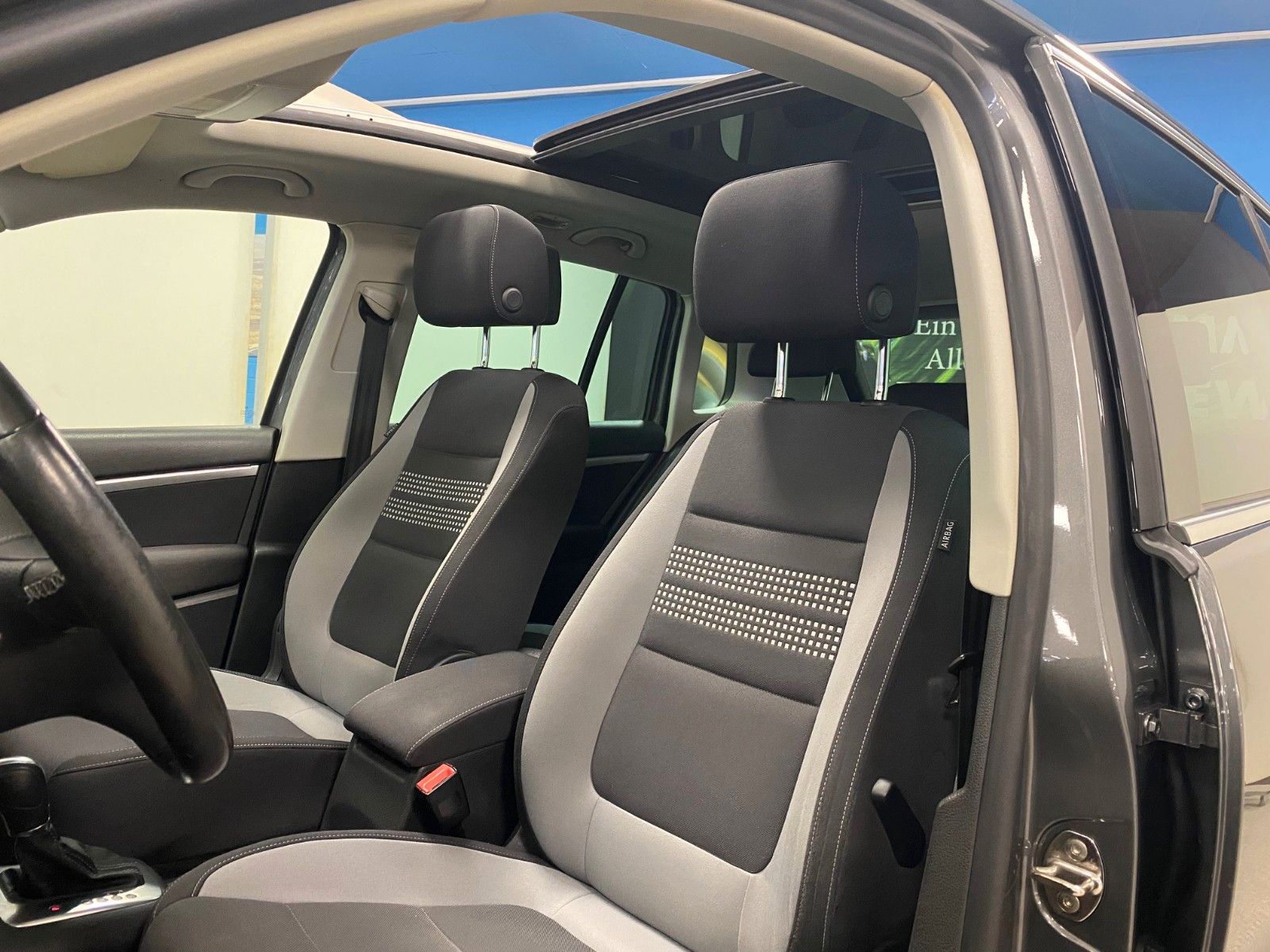 Fahrzeugabbildung Volkswagen Tiguan 2.0 TSI DSG 4MOTION LIFE+1.HAND+Bi-XENON+