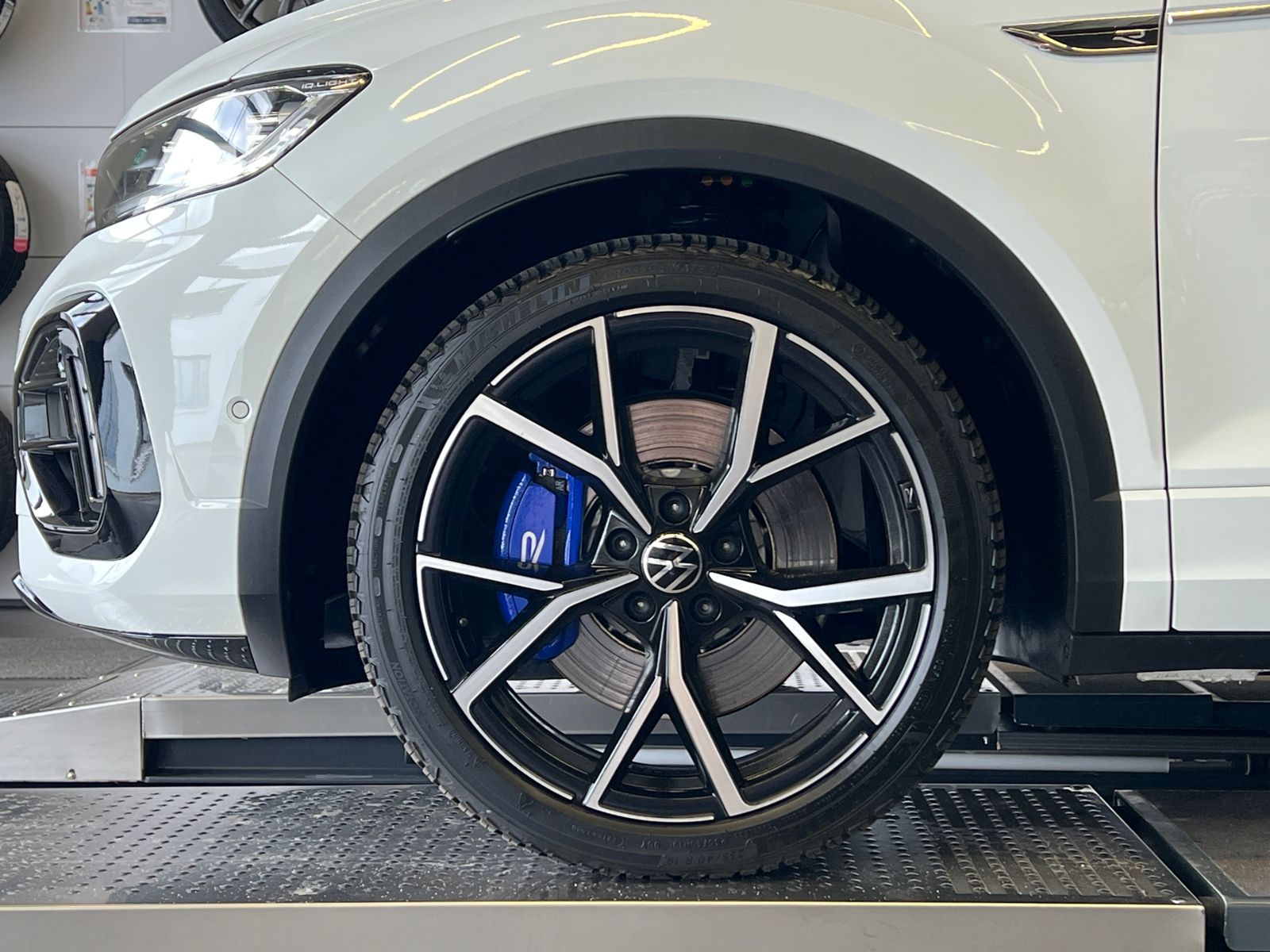 Fahrzeugabbildung Volkswagen T-Roc R 2.0 TSI DSG 4Motion*R-Performance, Black