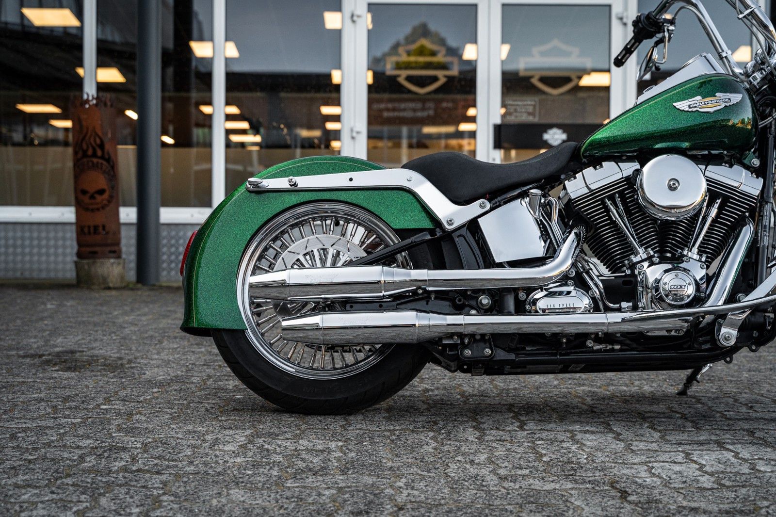 Fahrzeugabbildung Harley-Davidson FLSTN Softail Deluxe 103 - Chicano Candy Green