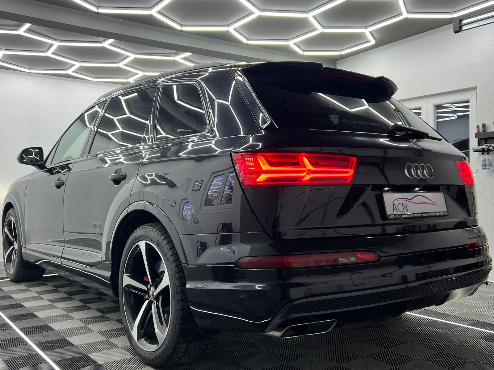 Fahrzeugabbildung Audi Q7 3.0 TDI Quattro/S-LINE/AHK/AMBI+/PANO/7-SITZ