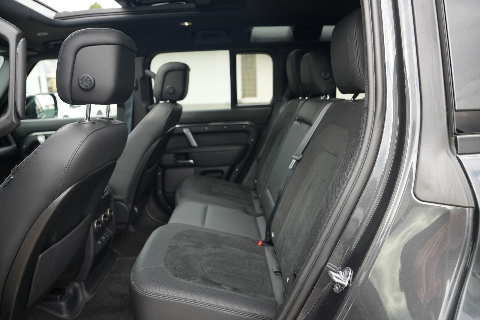 Fahrzeugabbildung Land Rover Defender 110 V8 *Panorama*HUD*Meridian*360°KAM*