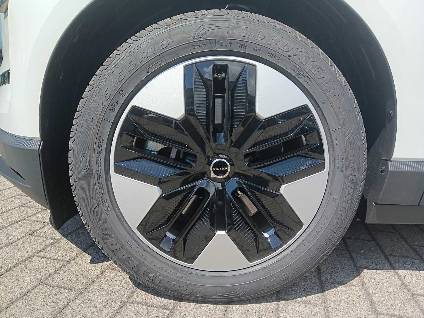 Fahrzeugabbildung Volvo EX30 Single Extended Range RWD Plus