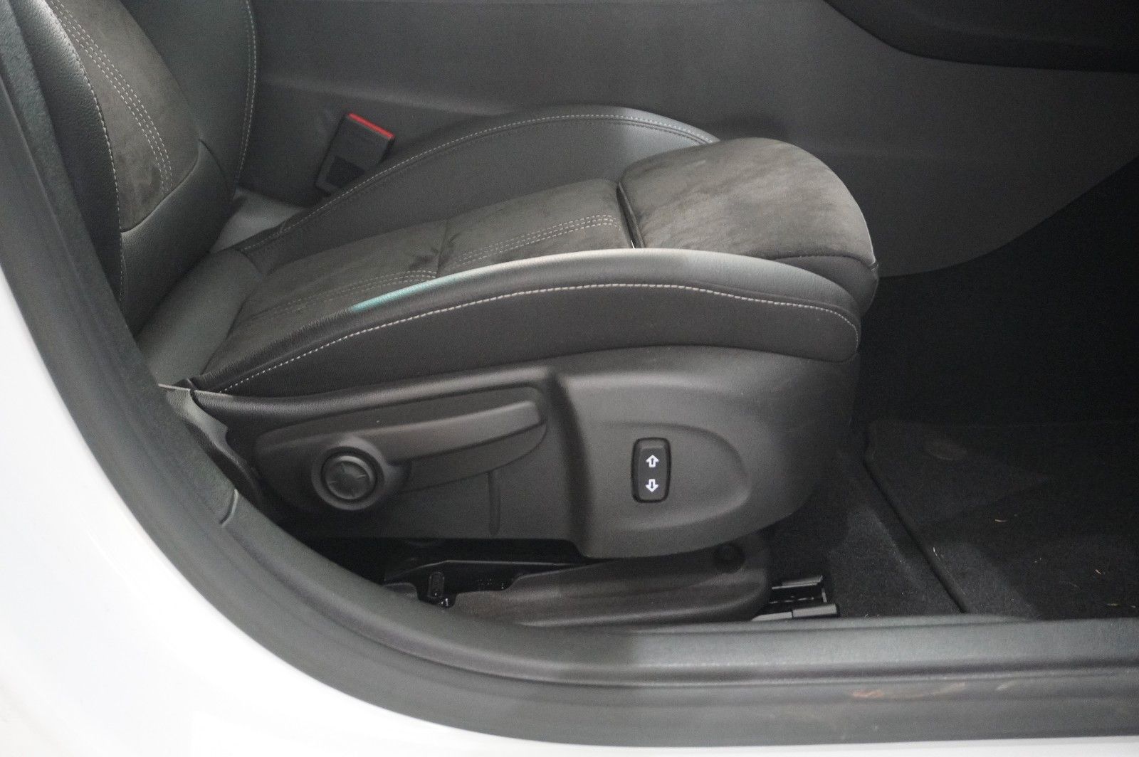 Fahrzeugabbildung Opel Insignia B ST 2.0D UTLIMATE NAVI/LED/KAMERA/AHK