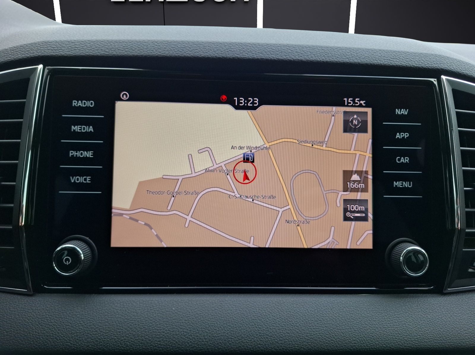 Fahrzeugabbildung SKODA Karoq TSI Ambition LED Navi GRA PDC SH LM