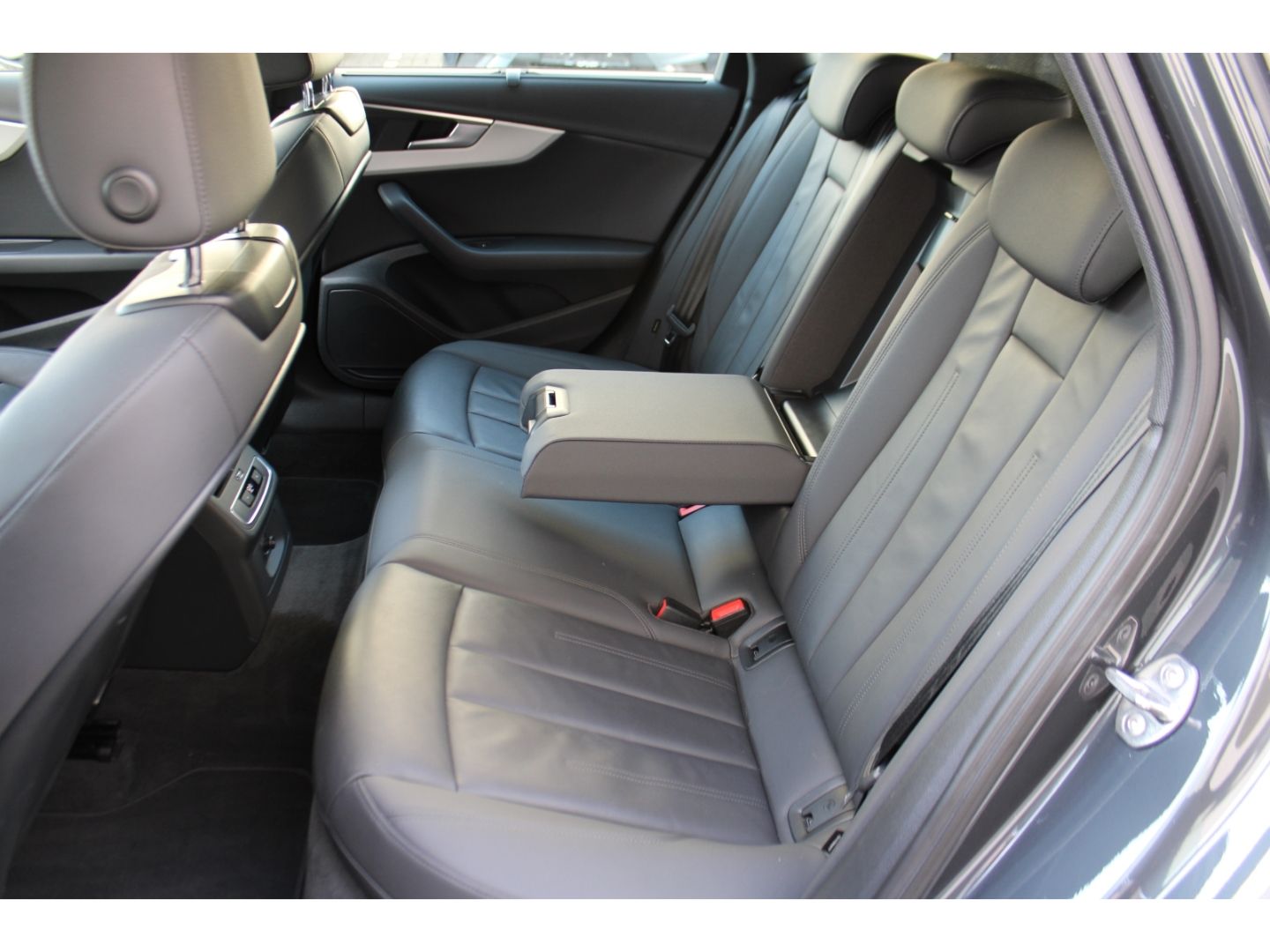 AUDI A4 35 TDI S-Tronic advanced Avant LED Navi DAB V - Image 8