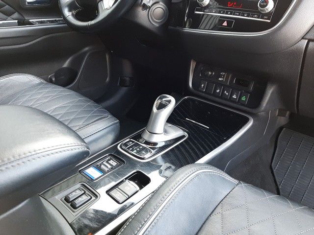 Fahrzeugabbildung Mitsubishi Outlander Plus Spirit 2.4 PHEV 4WD Leder 360°