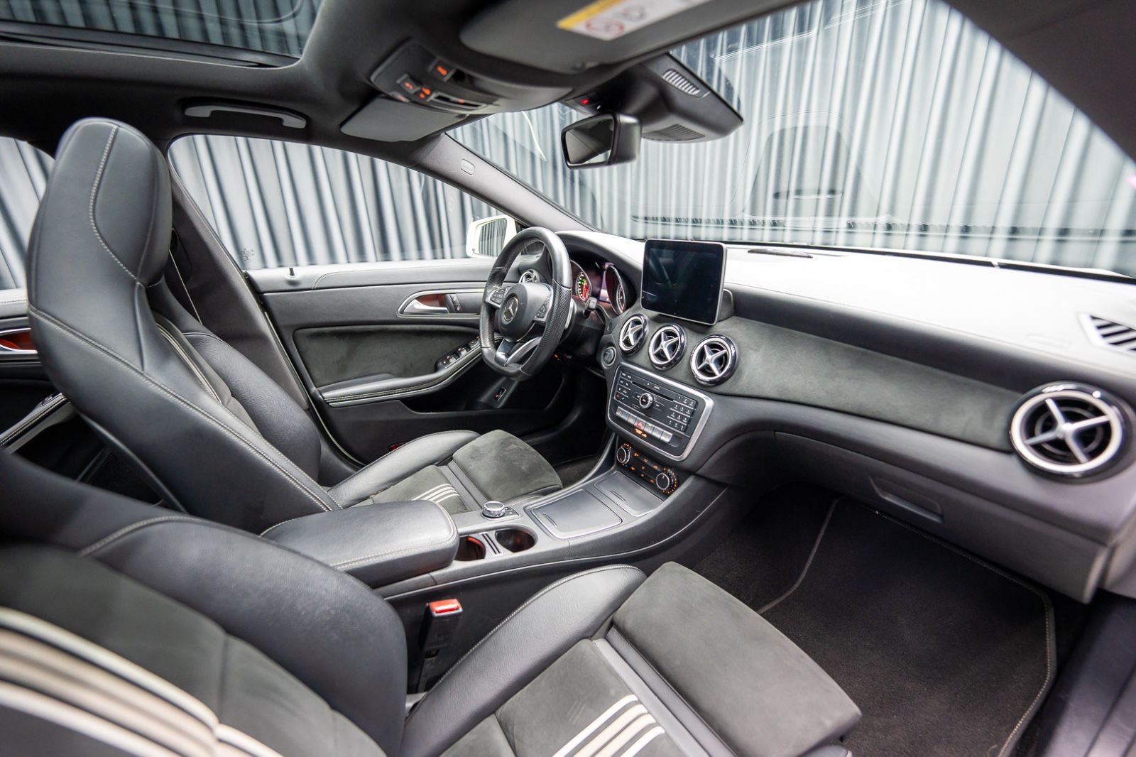 Fahrzeugabbildung Mercedes-Benz CLA 180 Shooting*AMG*Panorama*Keyless*PEAK*BSNS*