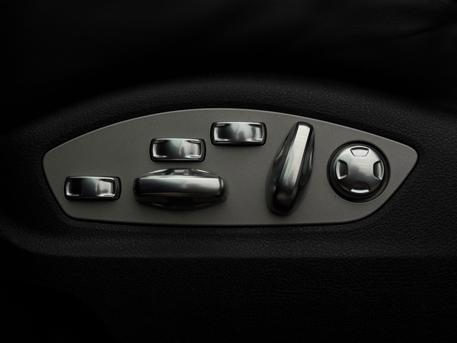 Fahrzeugabbildung Porsche Macan GTS PASM Chrono Carbon Pano Bose Std-HZG