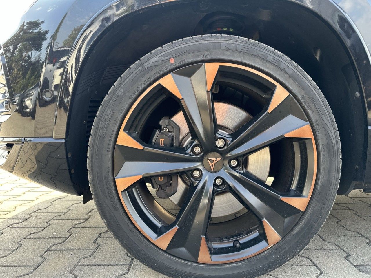 Fahrzeugabbildung CUPRA Ateca 2.0 TSI 221 kW (300 PS) 7-Gang DSG 4Drive - mit KI generiert/bearbeitet