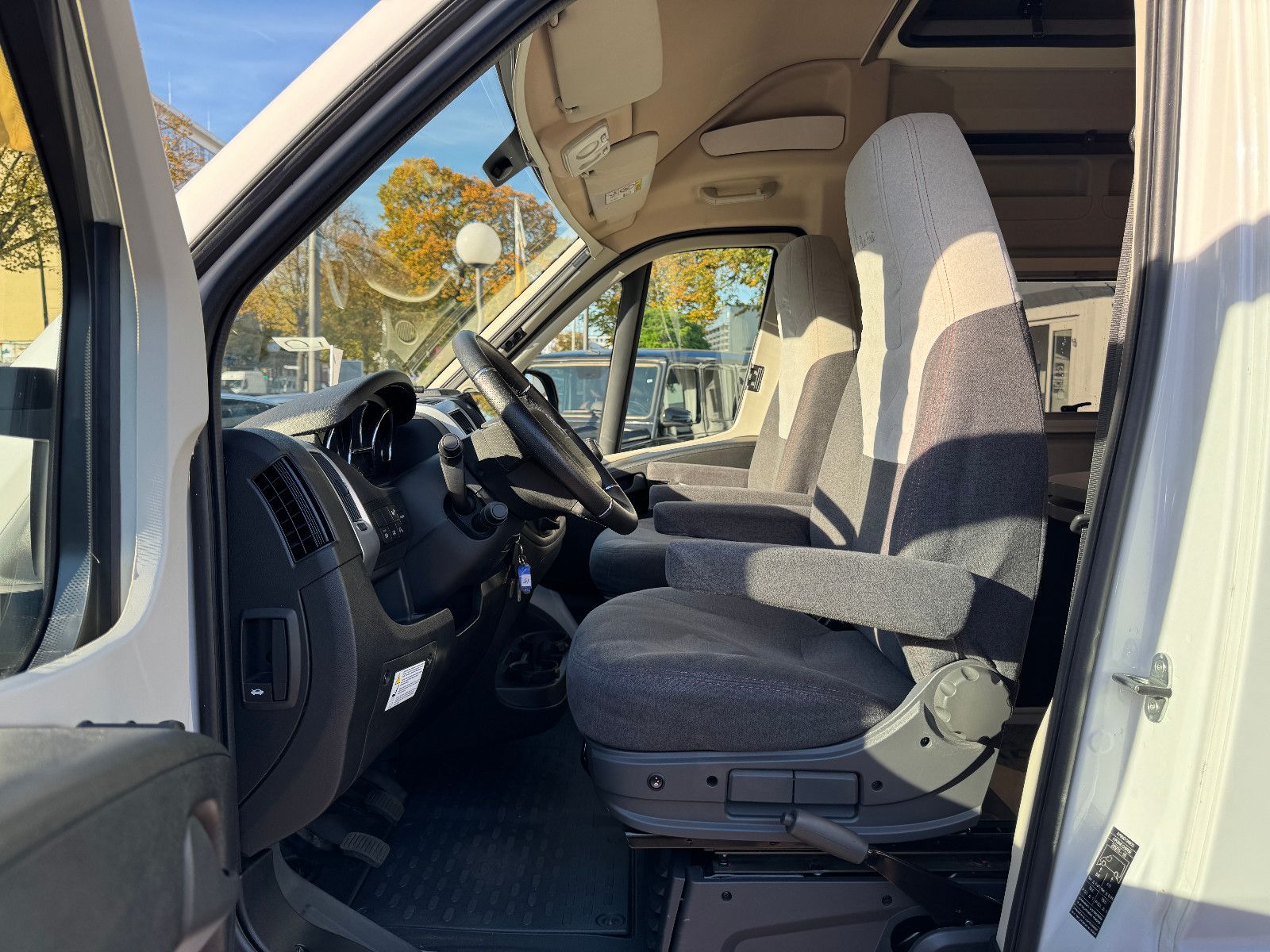 Fahrzeugabbildung Bürstner Campeo Black Forest C 600 AUFSTELLDACH SHZ NAVI+