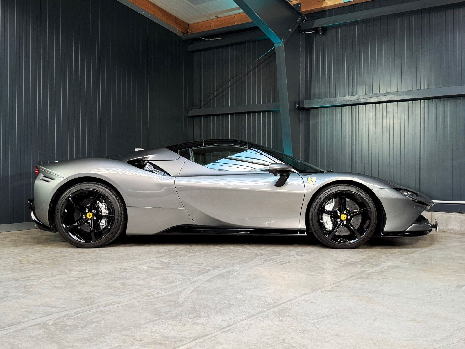 Fahrzeugabbildung Ferrari SF90 + Grigio Ferro + 2.257 km + Lift + Daytona