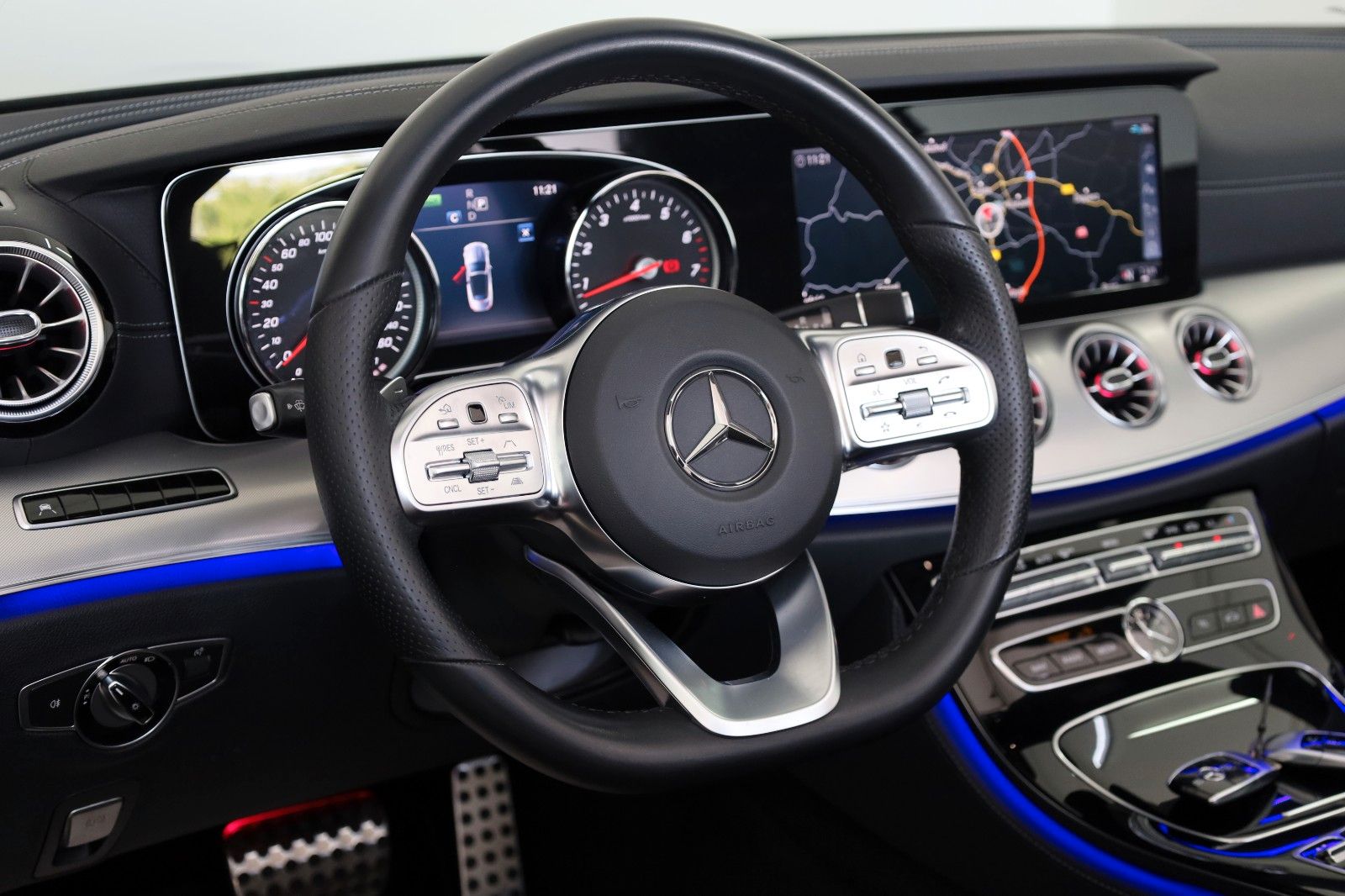 Fahrzeugabbildung Mercedes-Benz E 350 Cabrio AMG Line Leder,Navi,LED,Kamera,SH