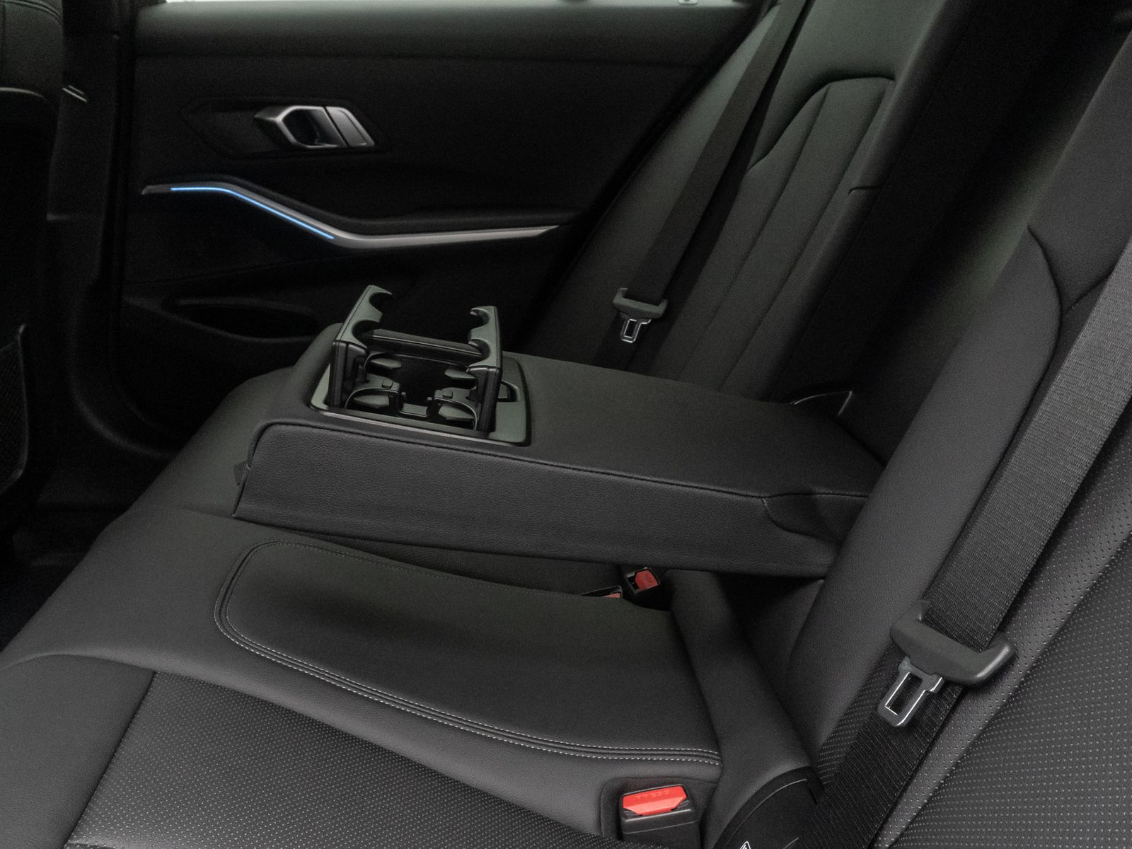 Fahrzeugabbildung BMW 330e 360&deg;HUD DAB HiFi Lnkrhzg ACC Komfort Sport