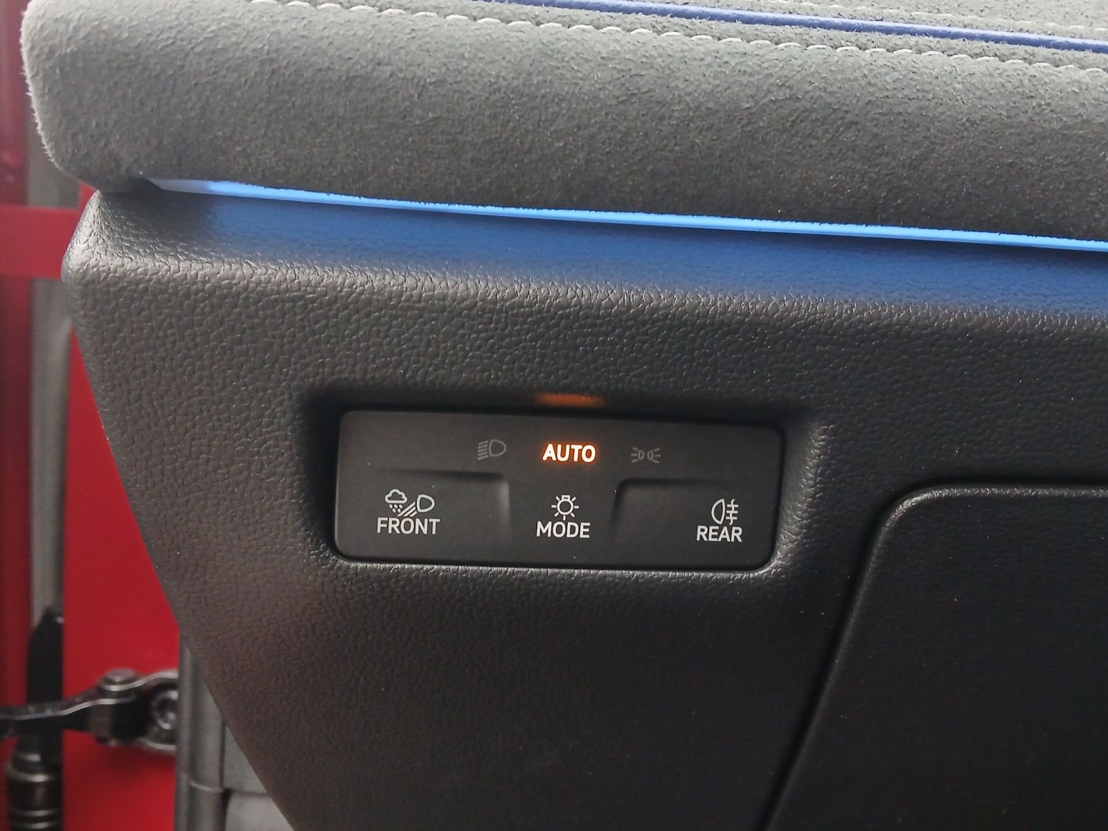 Fahrzeugabbildung Volkswagen Passat R-Line eHybrid DSG IQ.Light ACC AHK SH Ma