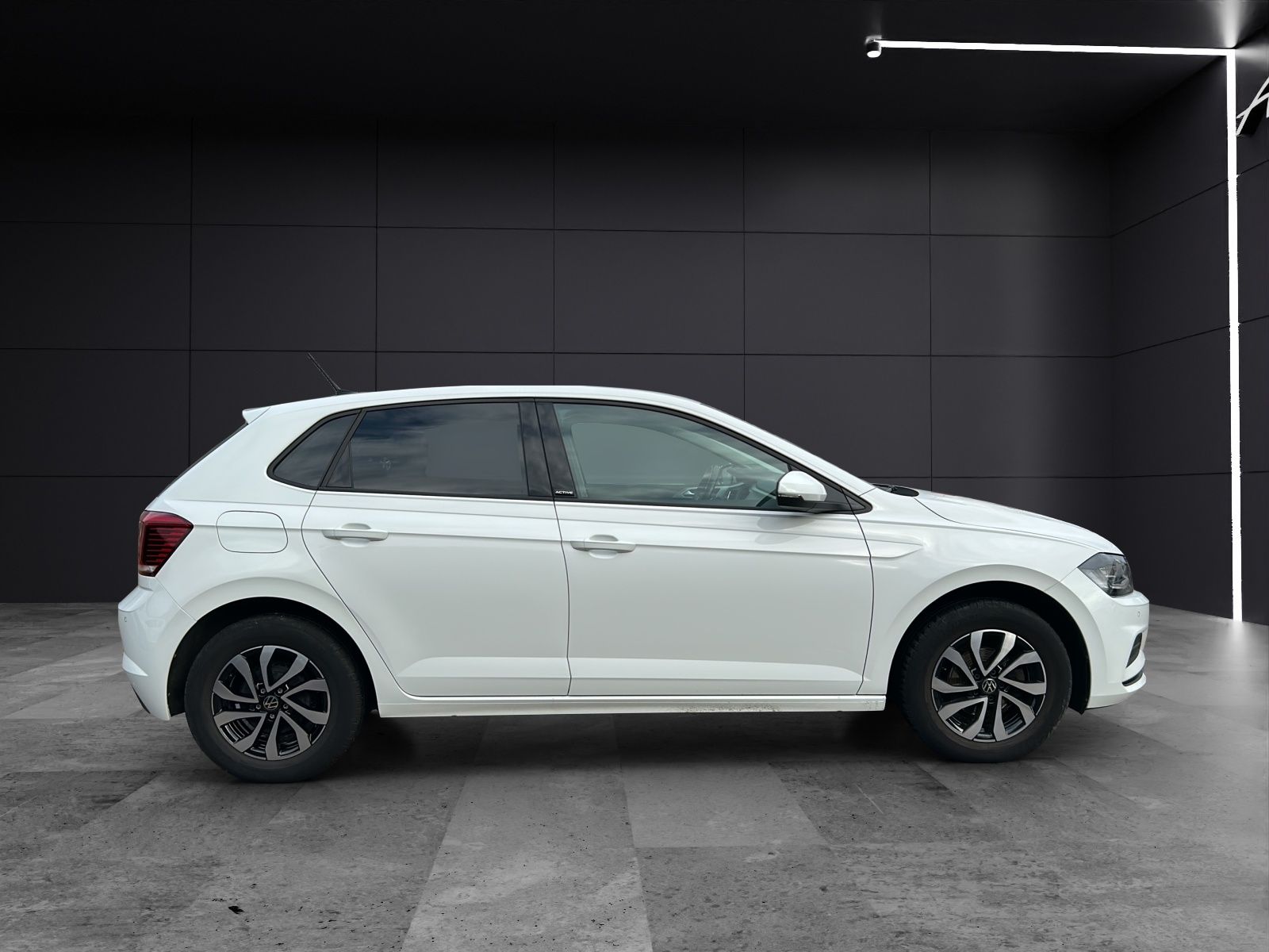 Fahrzeugabbildung Volkswagen Polo TSI Active LED Climatronic ACC PDC SH LM