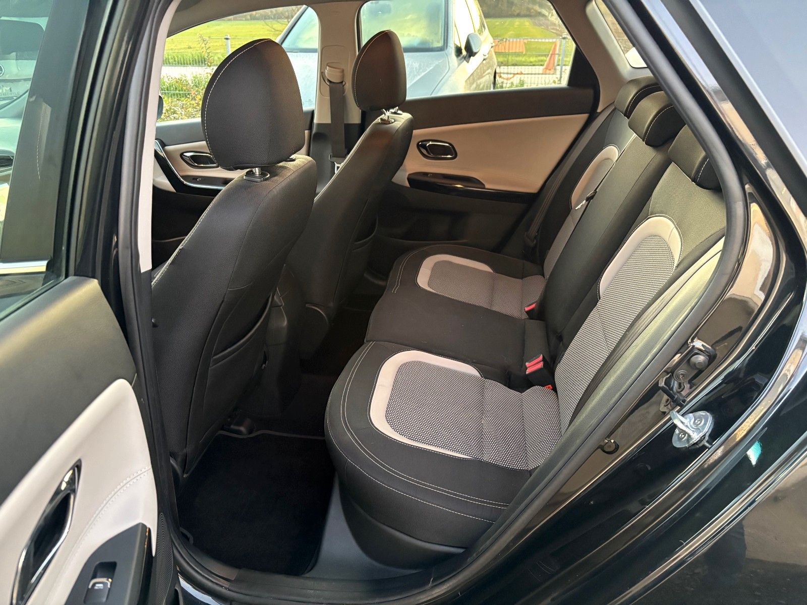 Fahrzeugabbildung Kia cee'd Sportswagon 1.4 Navi Kamera SHZ Tempomat