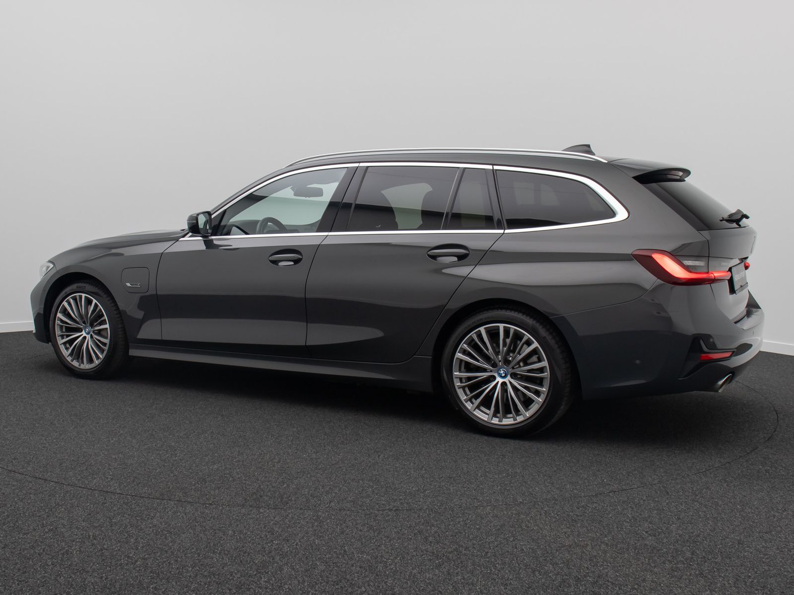 Fahrzeugabbildung BMW 330e SAG Laser 360°DAB HUD Komfort AHK Sport 18"