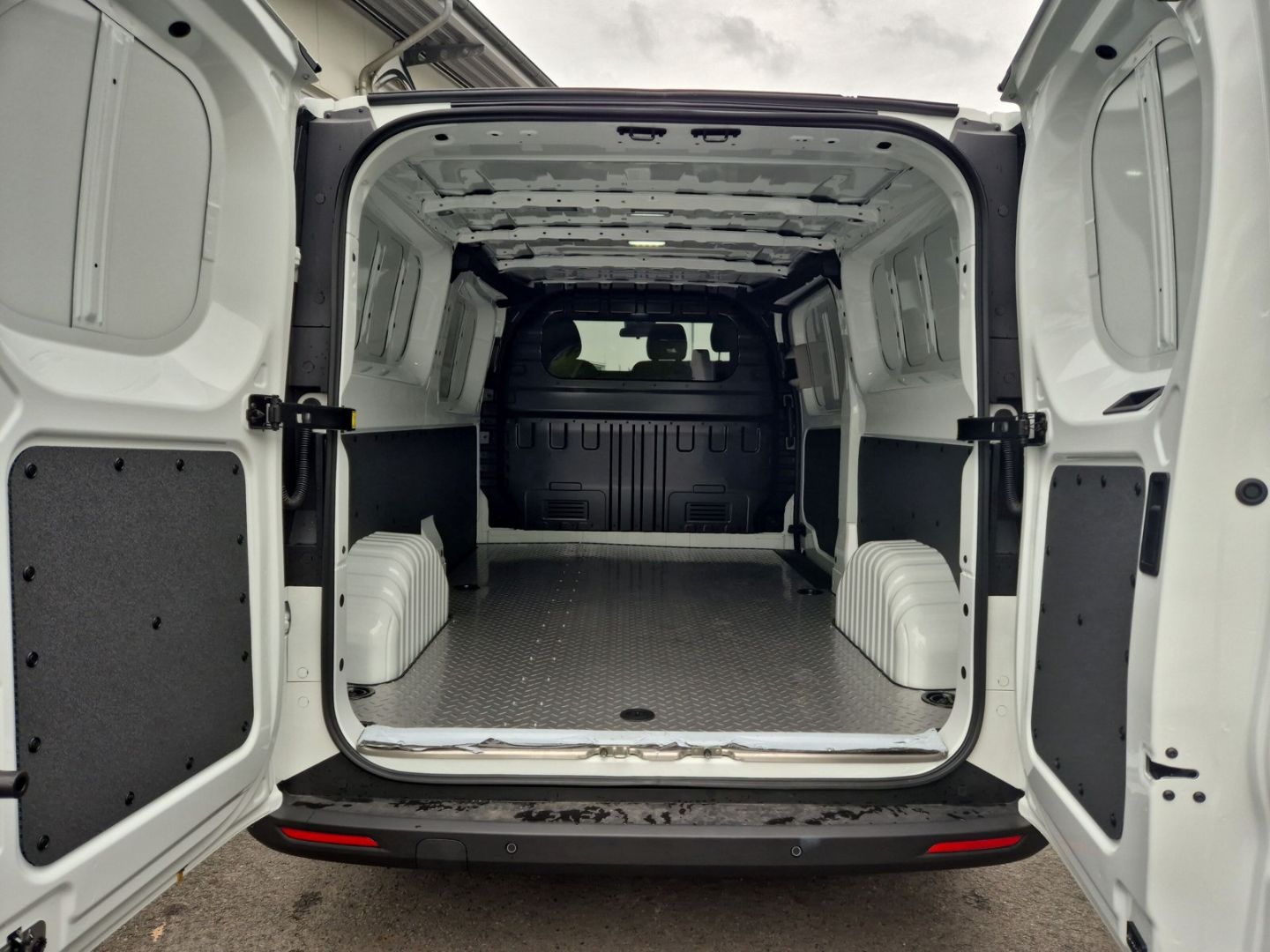 Fahrzeugabbildung Maxus Deliver7 2.0 TDCi KW L2 El. Schiebetüren CarPlay