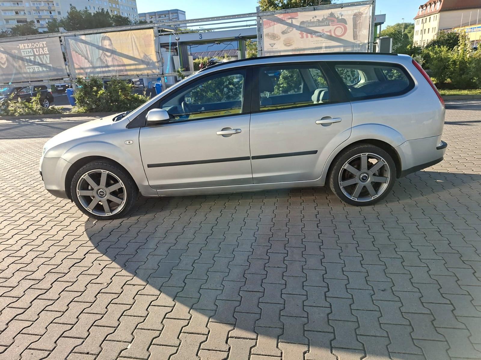 Ford Focus 2006 — rear view