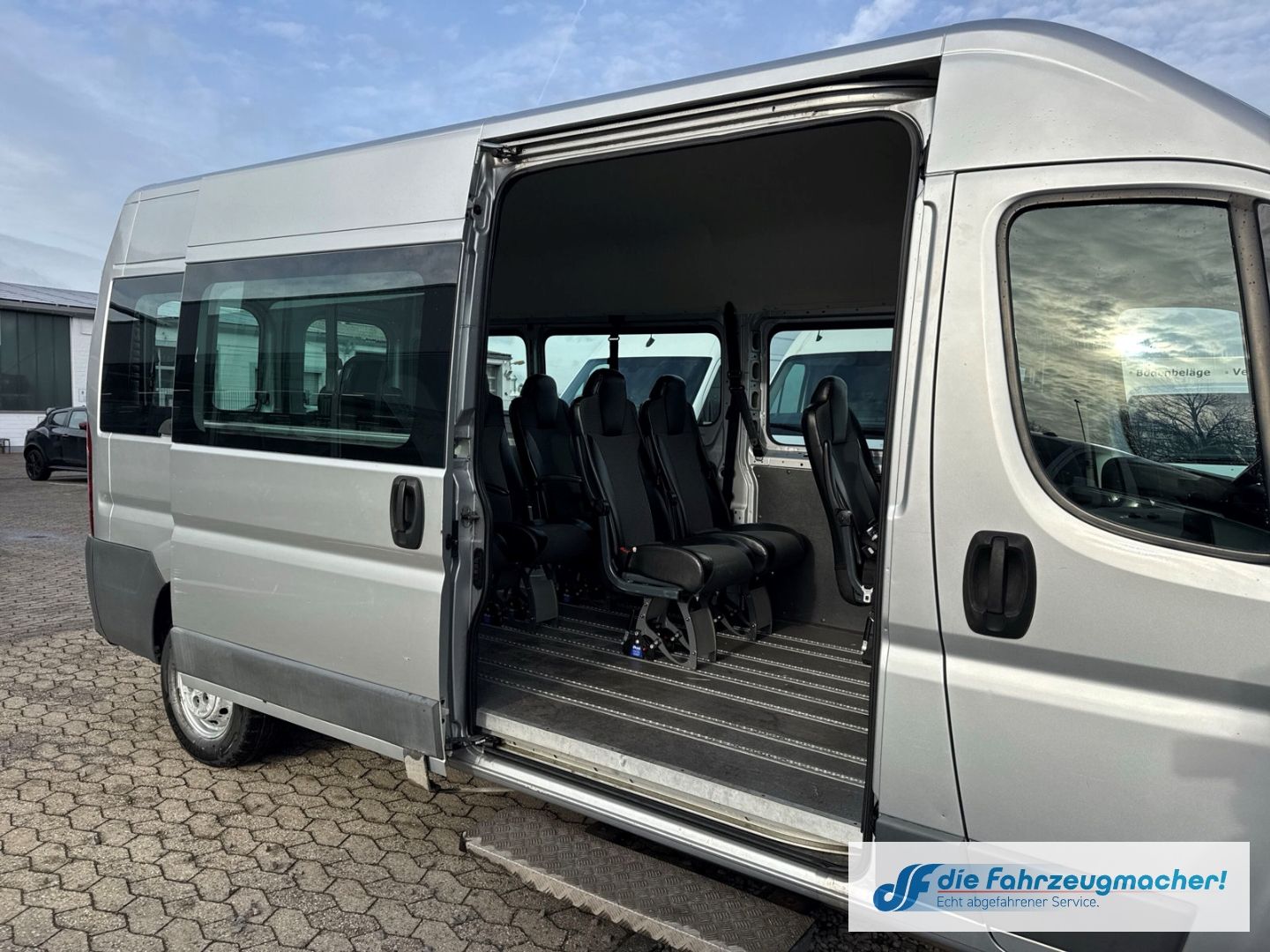 Fahrzeugabbildung Citroën Jumper 30 L3 H2 HDi Klima 9.Sitzer 130 FAP 2.2 *