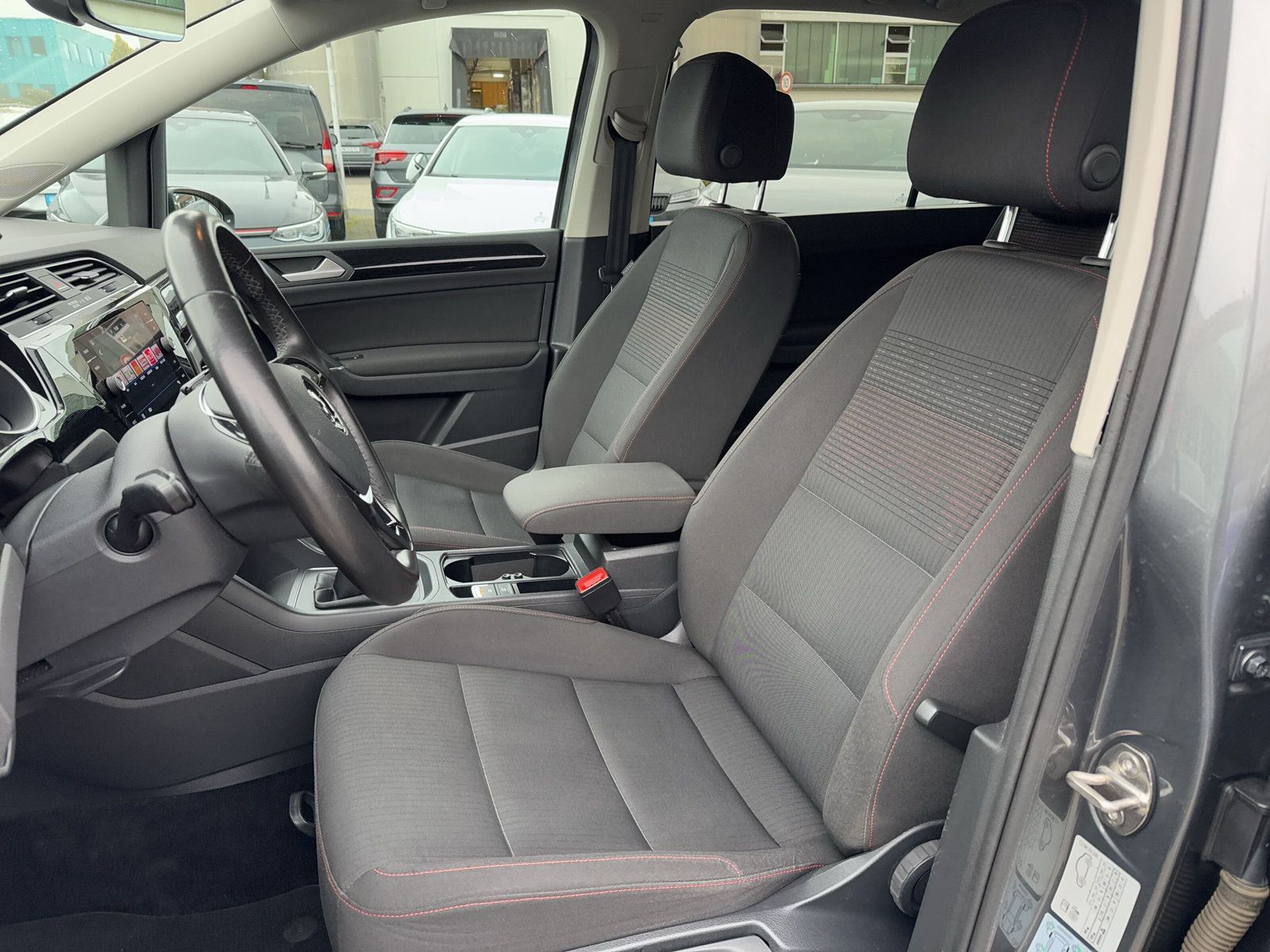 Fahrzeugabbildung Volkswagen Touran 1.2 TSI Sound 7-Sitzer LED APP