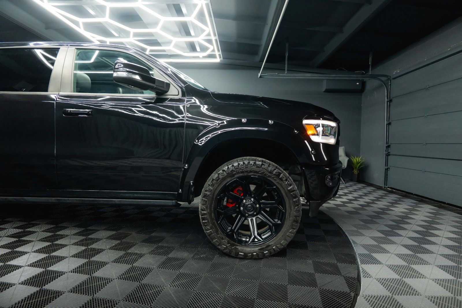 Fahrzeugabbildung Dodge RAM 5.7 V8 HEMI 4x4 NIGHT LARAMIE *Pano*RAMBOX*