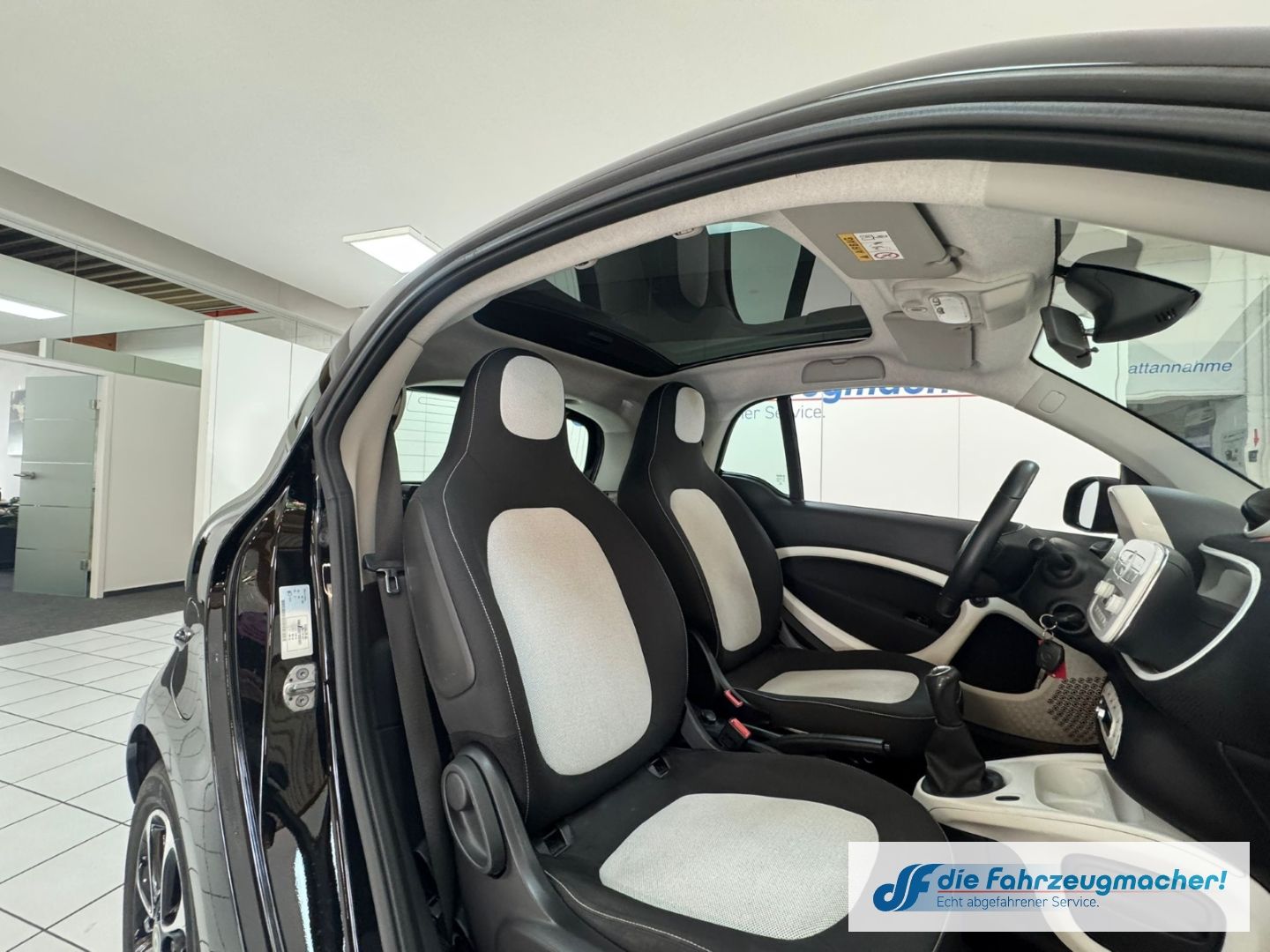Fahrzeugabbildung Smart fortwo coupe Basis Panorama Klimaautom SHZ Temp
