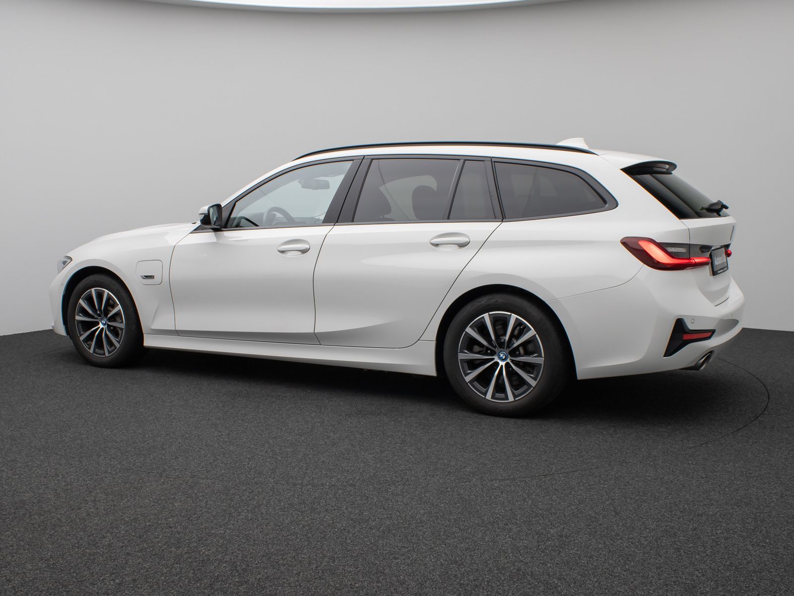 Fahrzeugabbildung BMW 330e DAB CockPitPr Lenkrhz PDC Stop&Go Alarm AHK