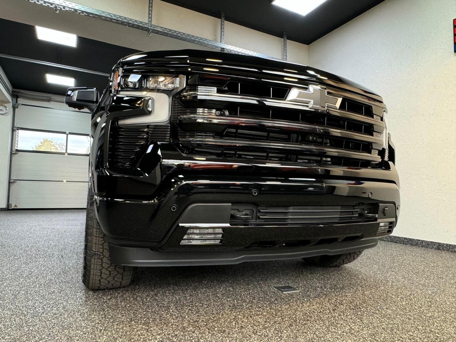 Fahrzeugabbildung Chevrolet 2026 SILVERADO MIDNIGHT DURAMAX DIESEL 4x4 HC