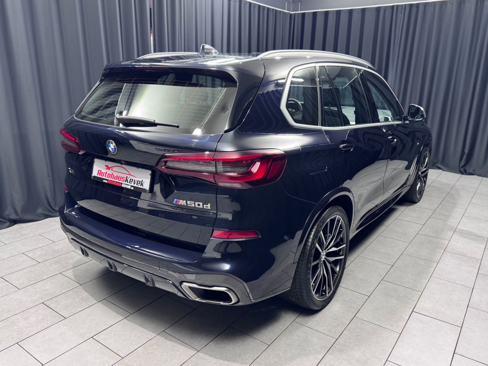 Fahrzeugabbildung BMW X5 M50d |LUFT|LASER|22-ZOLL|PANO|HEAD-UP|AHK