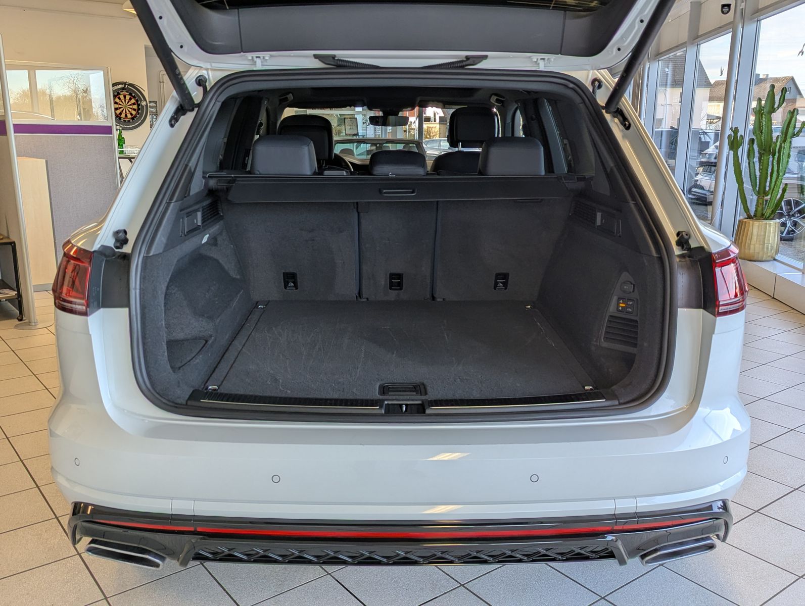 Fahrzeugabbildung Volkswagen Touareg 3.0TDI 4M R-Line VOLL Black 22" UPE 114T