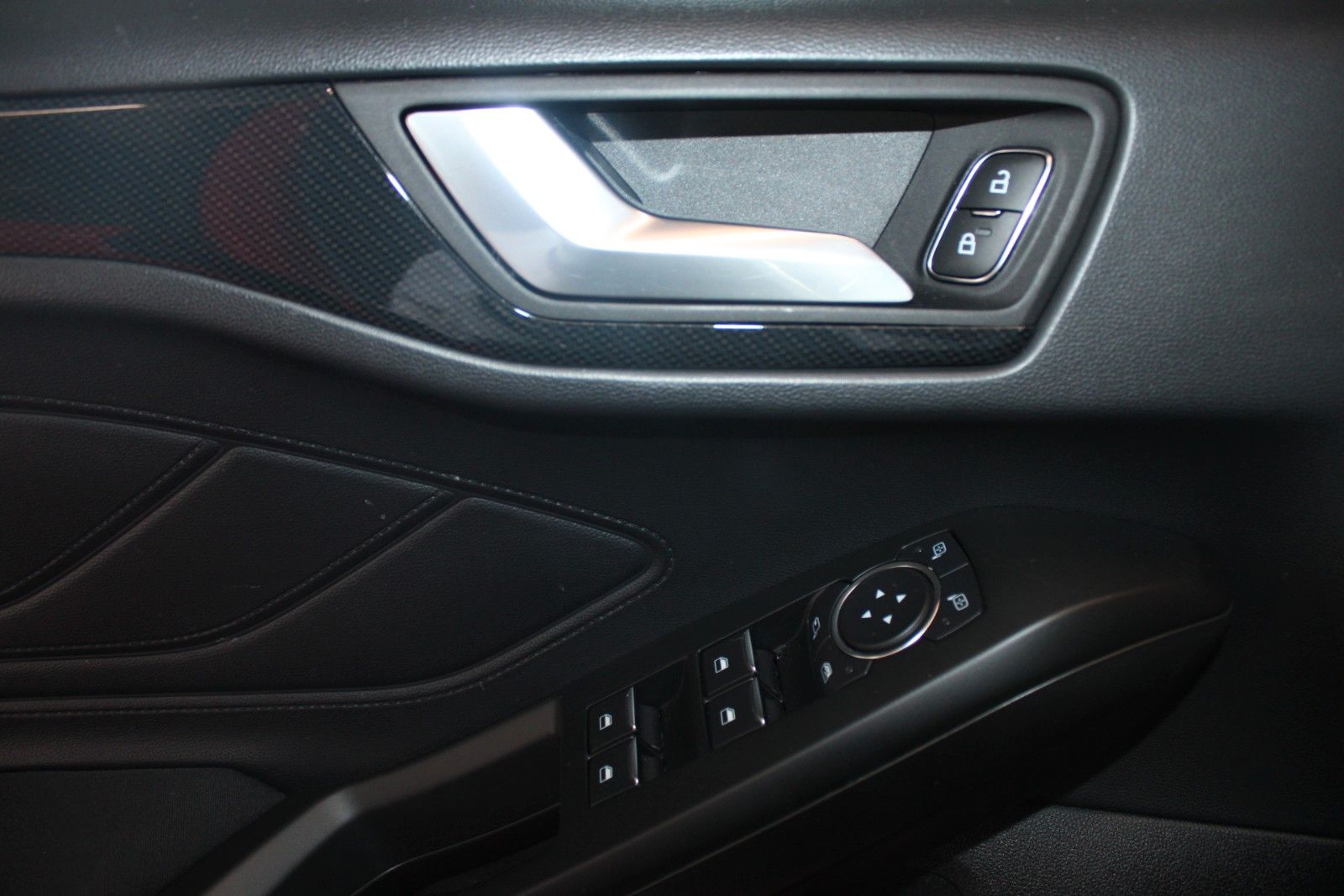 Fahrzeugabbildung Ford Focus ST-Line Automatik WinterPaket CAM ACC