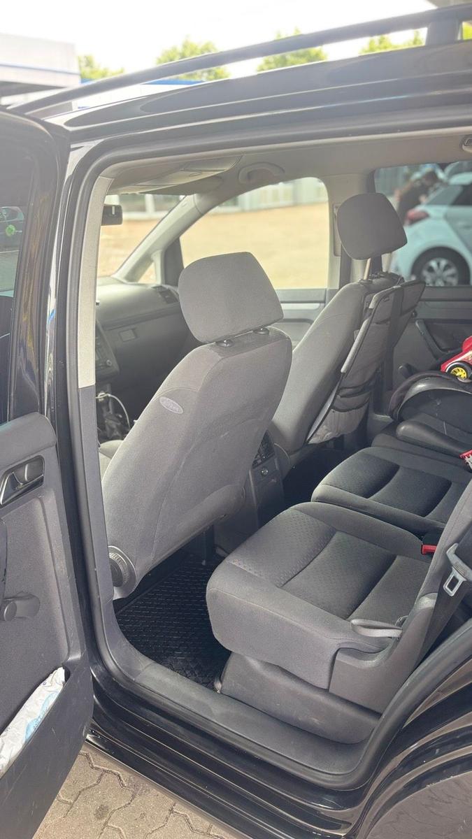 Volkswagen Touran 2004 — interior