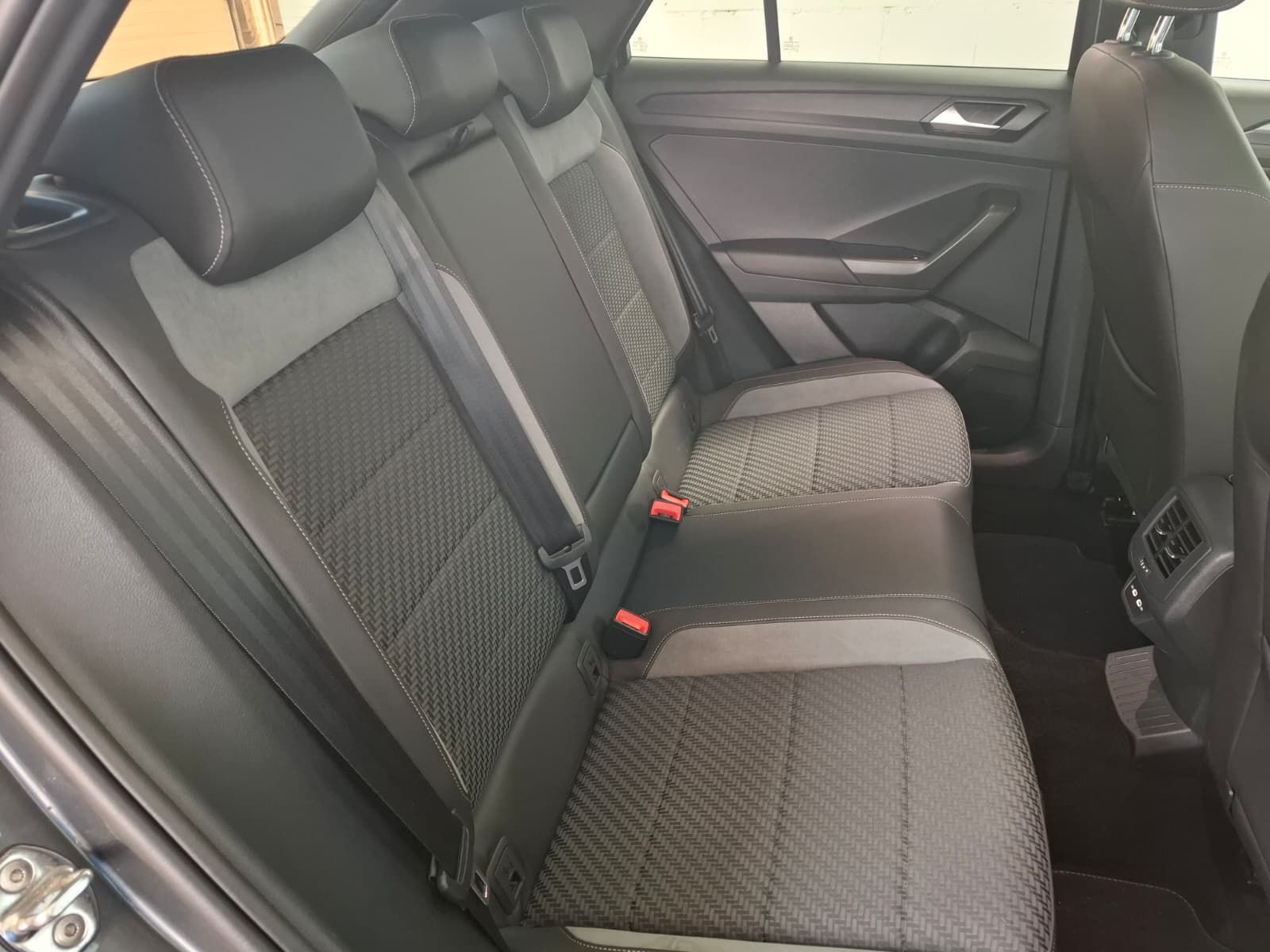 Fahrzeugabbildung Volkswagen T-Roc R-Line 2.0 TSI DSG 4Motion +ACC +DCC +LED