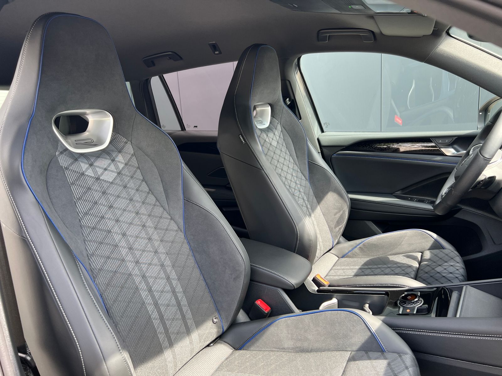 Fahrzeugabbildung Volkswagen Tiguan R-Line 2.0 TDI DSG 4Motion *IQ.Light,AHK,