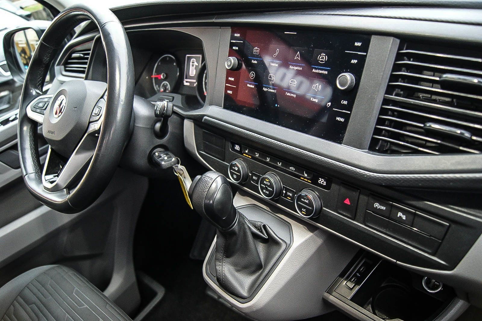 Fahrzeugabbildung Volkswagen T6.1 Caravelle lang 20TDI DSG 8-Sitze NAVI SIHZG