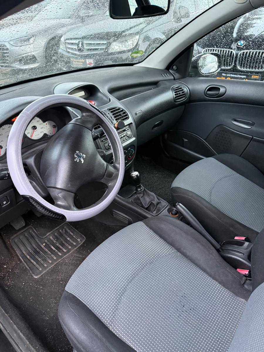 Peugeot  2004 — photo 9