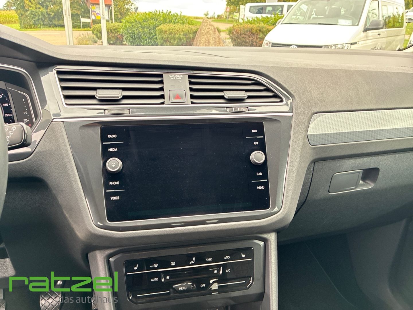 Fahrzeugabbildung Volkswagen Tiguan 1.5 TSI Life Navi Leder Digitales Cockpit