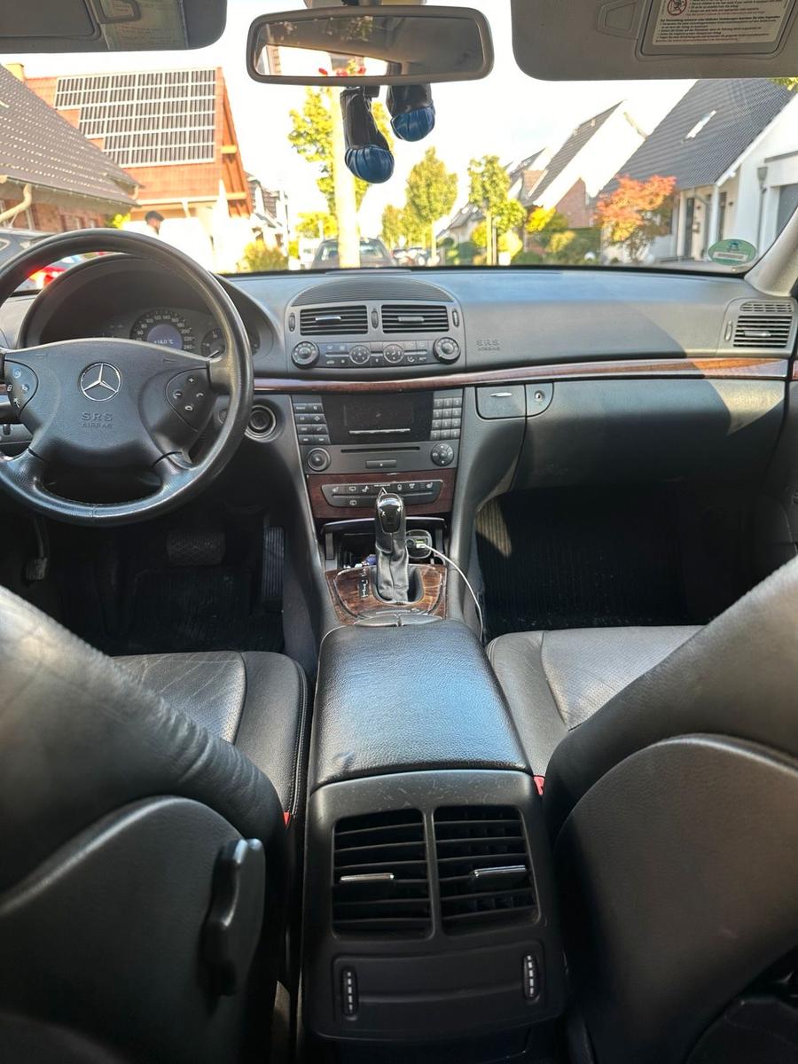Mercedes-Benz E220 2004 — photo 10