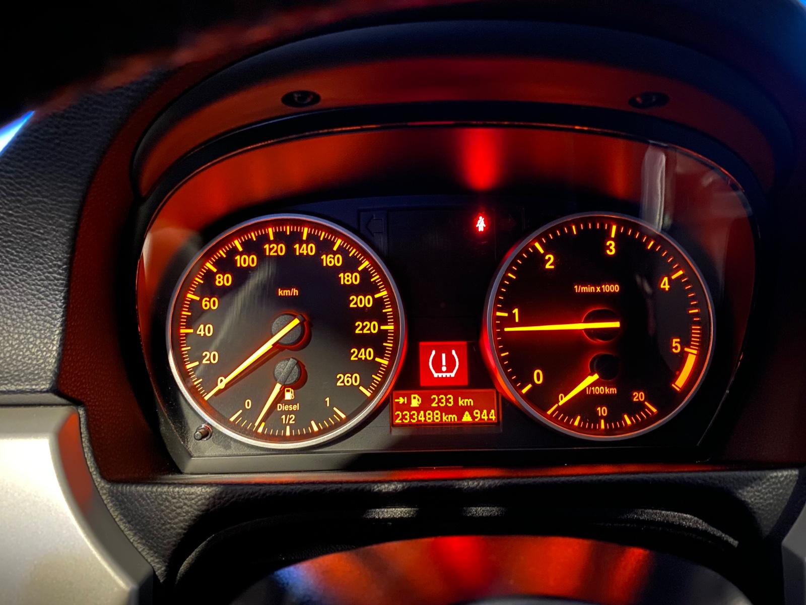 BMW 318 2012 — interior